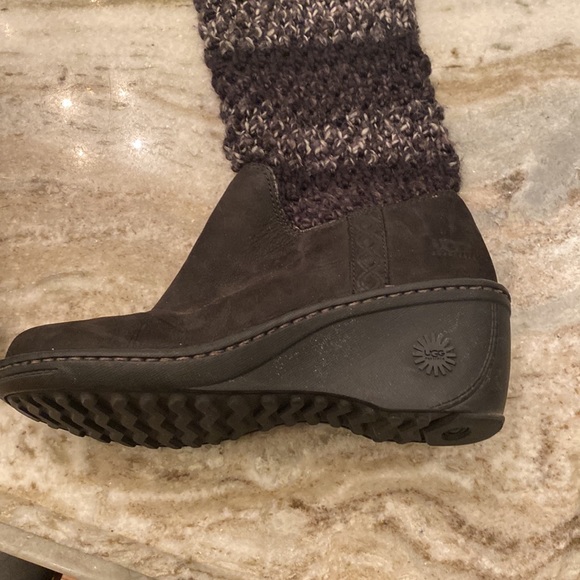 Ugg sweater wedge boots with leather foot - Picture 7 of 7